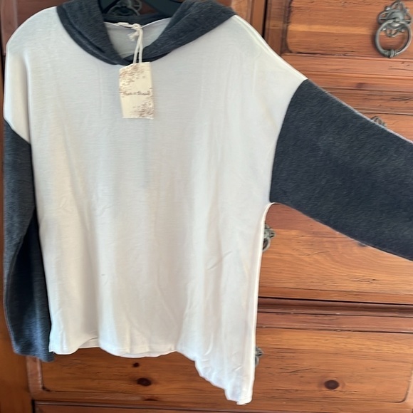 Hem & Thread NWT Women’s Cream and Navy Blue Hoodie, Size Medium - Picture 5 of 9